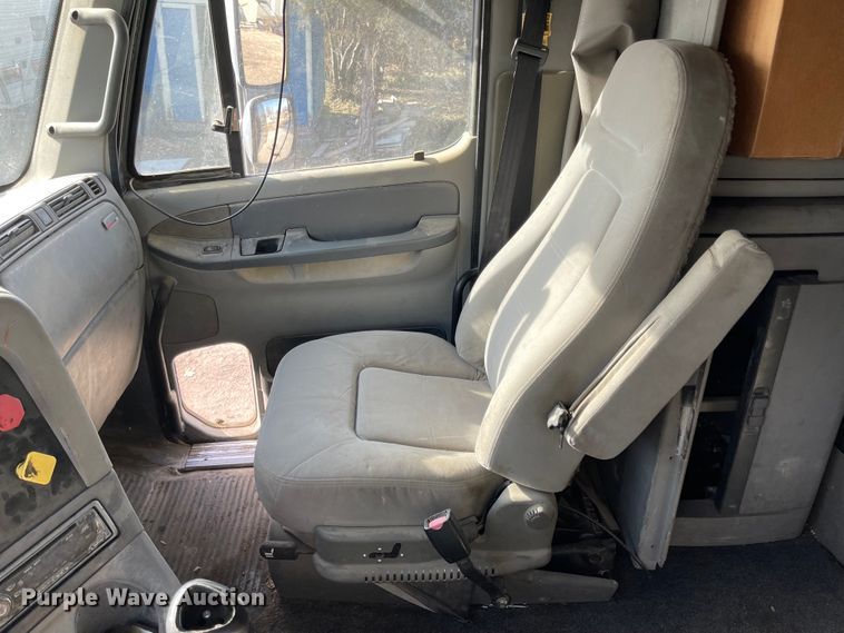 image for item IJ9585 2004 Freightliner Columbia  semi truck