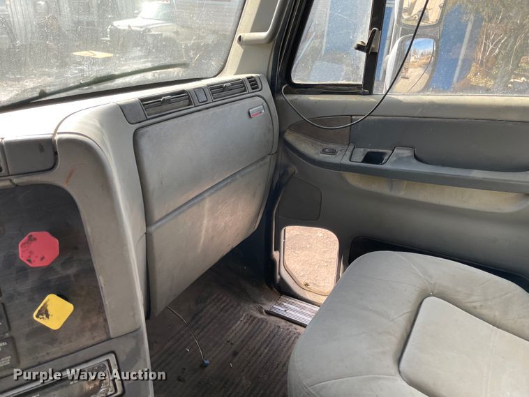 image for item IJ9585 2004 Freightliner Columbia  semi truck