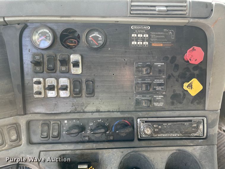 image for item IJ9585 2004 Freightliner Columbia  semi truck