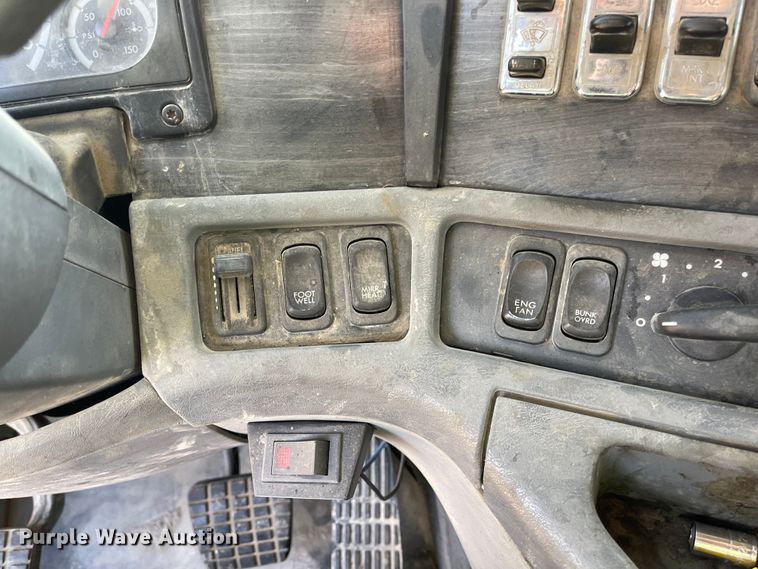 image for item IJ9585 2004 Freightliner Columbia  semi truck