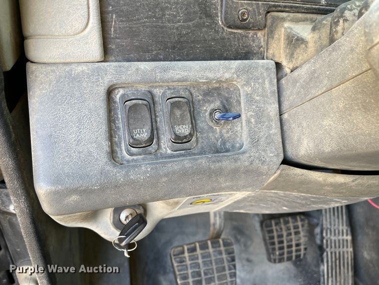 image for item IJ9585 2004 Freightliner Columbia  semi truck