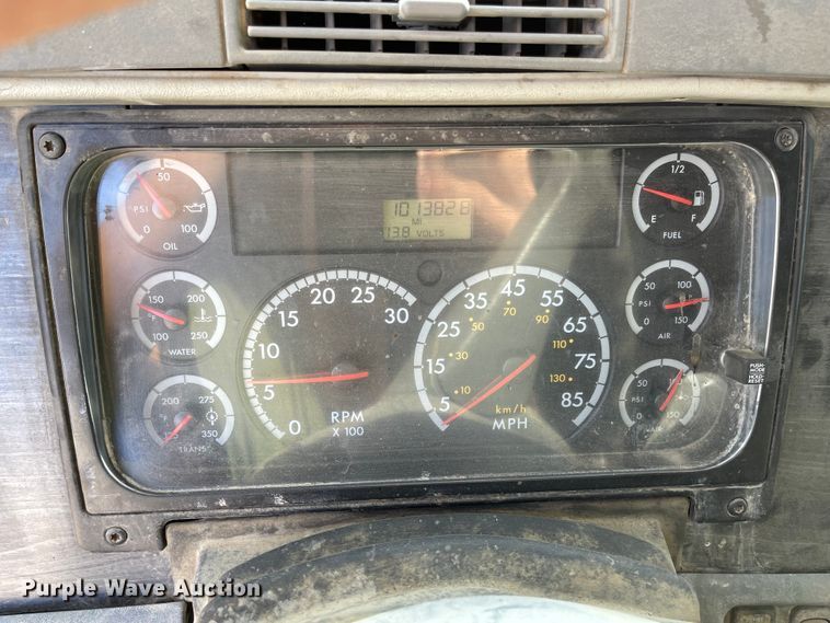 image for item IJ9585 2004 Freightliner Columbia  semi truck