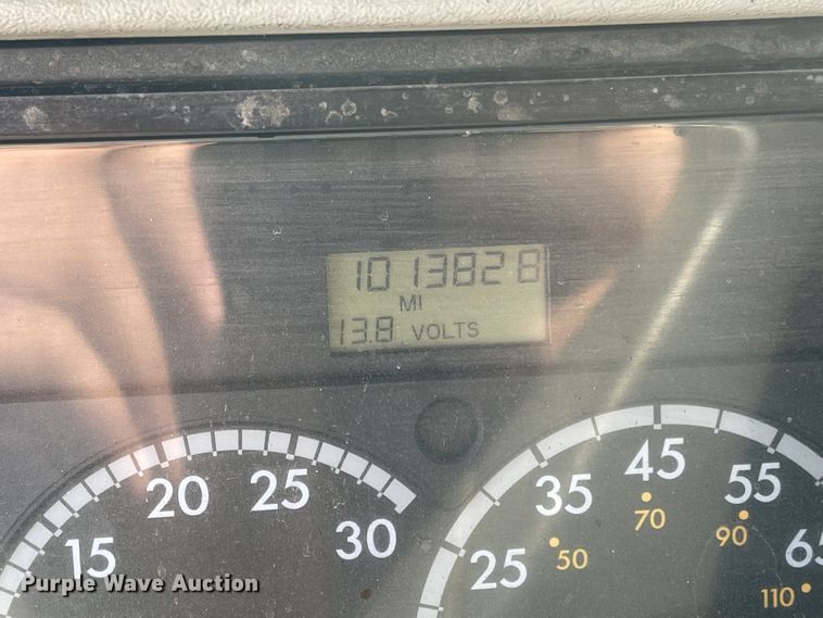 image for item IJ9585 2004 Freightliner Columbia  semi truck