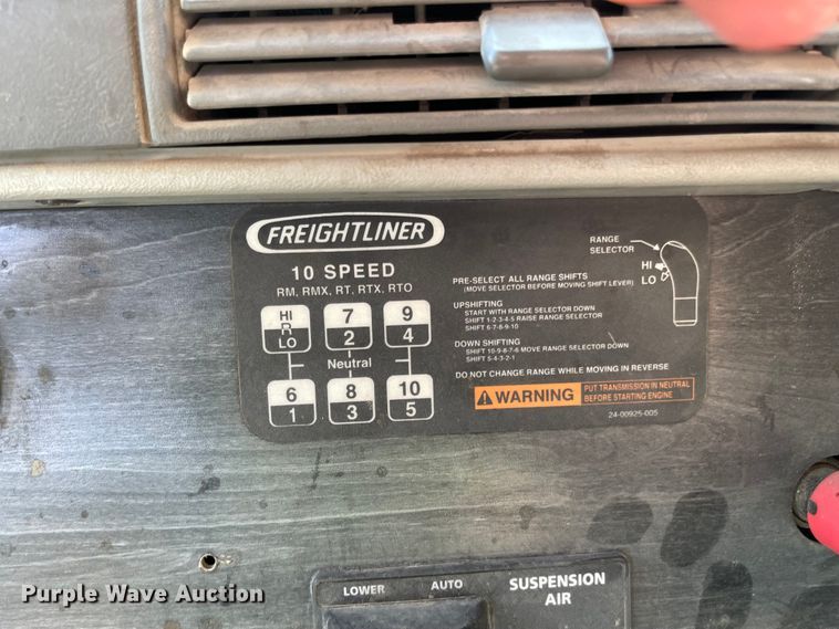 image for item IJ9585 2004 Freightliner Columbia  semi truck