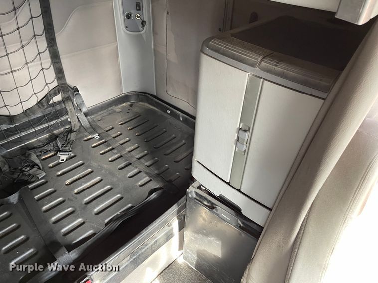 image for item IJ9585 2004 Freightliner Columbia  semi truck