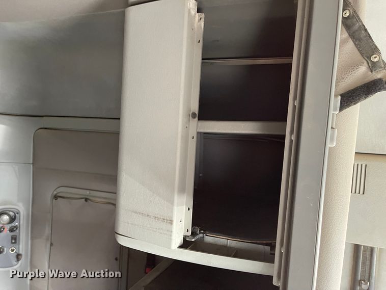 image for item IJ9585 2004 Freightliner Columbia  semi truck