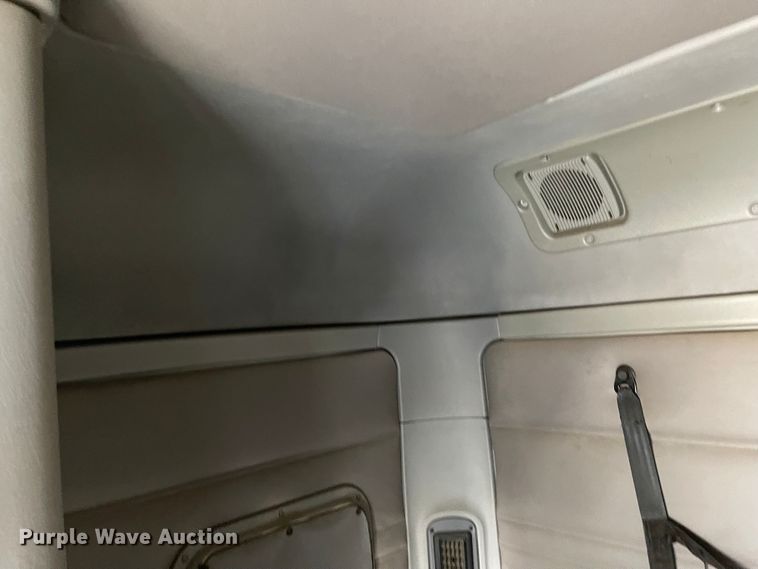 image for item IJ9585 2004 Freightliner Columbia  semi truck