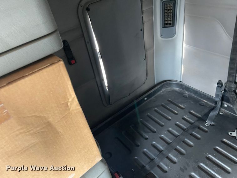 image for item IJ9585 2004 Freightliner Columbia  semi truck