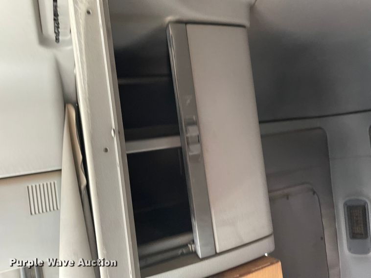 image for item IJ9585 2004 Freightliner Columbia  semi truck