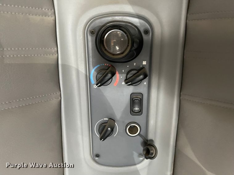 image for item IJ9585 2004 Freightliner Columbia  semi truck