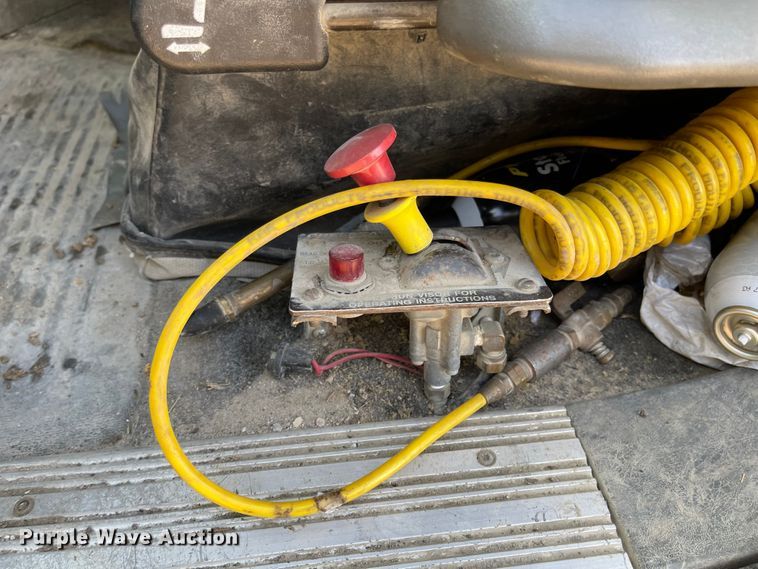 image for item IJ9585 2004 Freightliner Columbia  semi truck