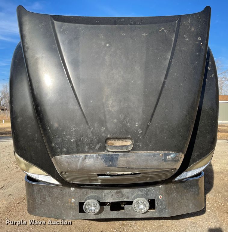 image for item IJ9585 2004 Freightliner Columbia  semi truck