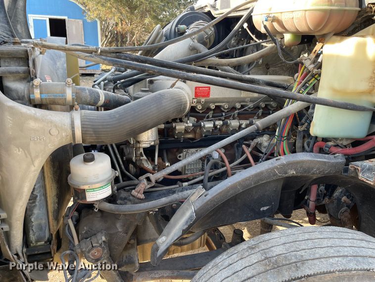 image for item IJ9585 2004 Freightliner Columbia  semi truck