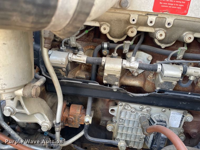 image for item IJ9585 2004 Freightliner Columbia  semi truck