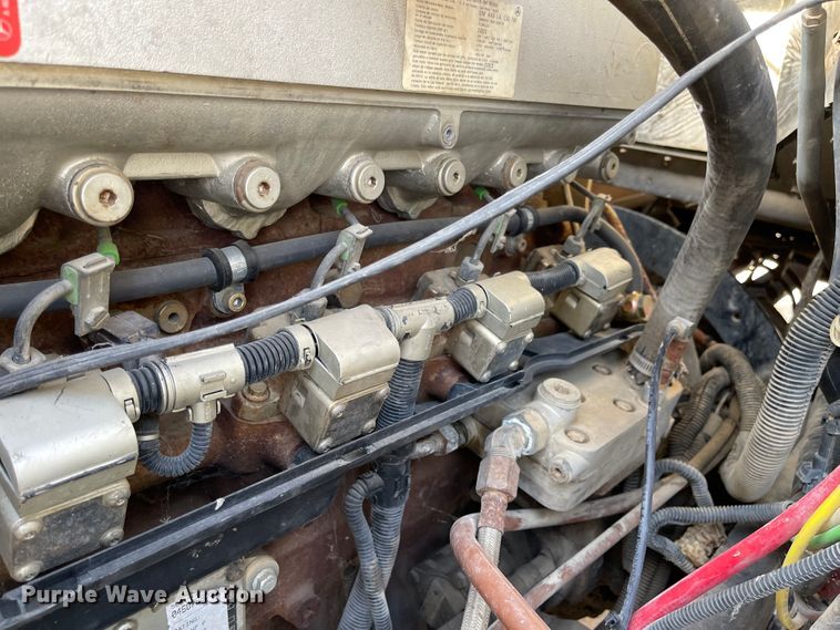 image for item IJ9585 2004 Freightliner Columbia  semi truck