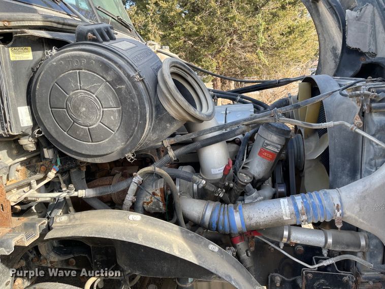 image for item IJ9585 2004 Freightliner Columbia  semi truck