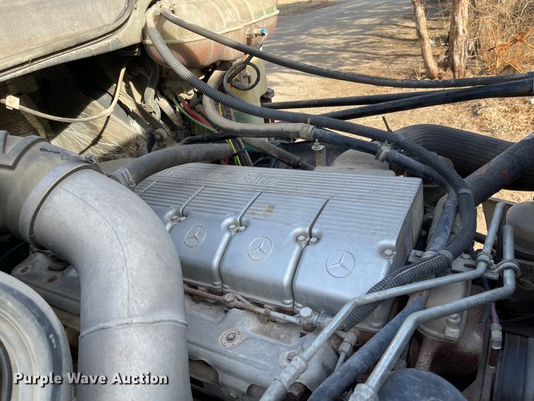 image for item IJ9585 2004 Freightliner Columbia  semi truck