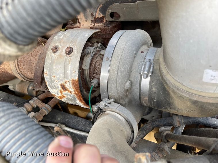 image for item IJ9585 2004 Freightliner Columbia  semi truck