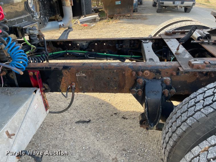 image for item IJ9585 2004 Freightliner Columbia  semi truck