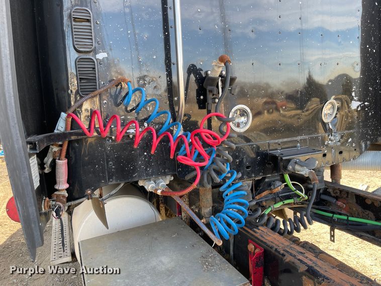 image for item IJ9585 2004 Freightliner Columbia  semi truck