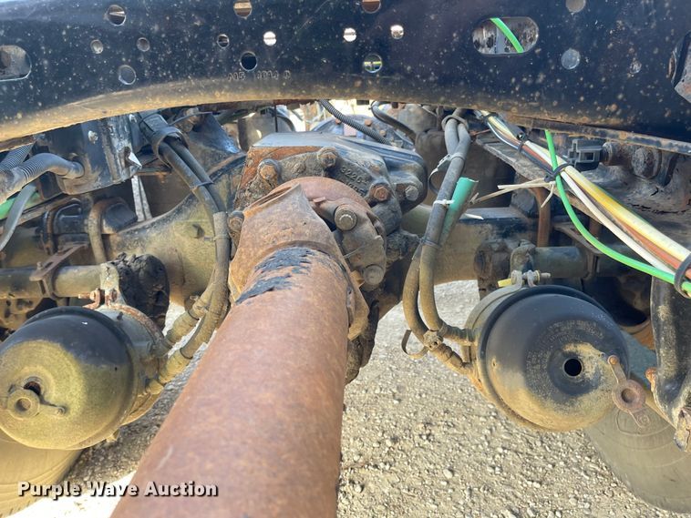 image for item IJ9585 2004 Freightliner Columbia  semi truck