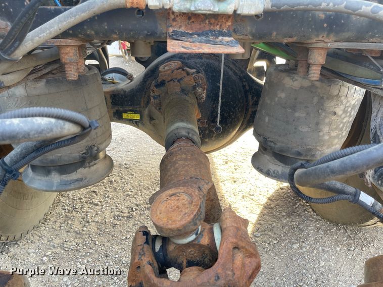 image for item IJ9585 2004 Freightliner Columbia  semi truck