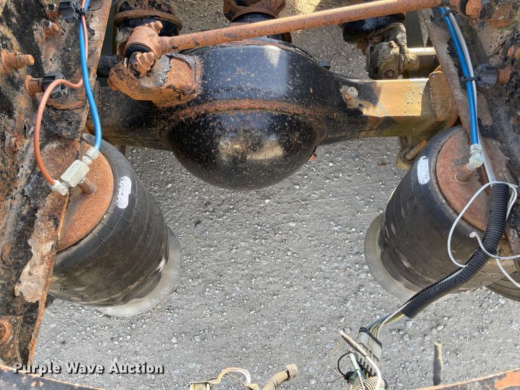 image for item IJ9585 2004 Freightliner Columbia  semi truck