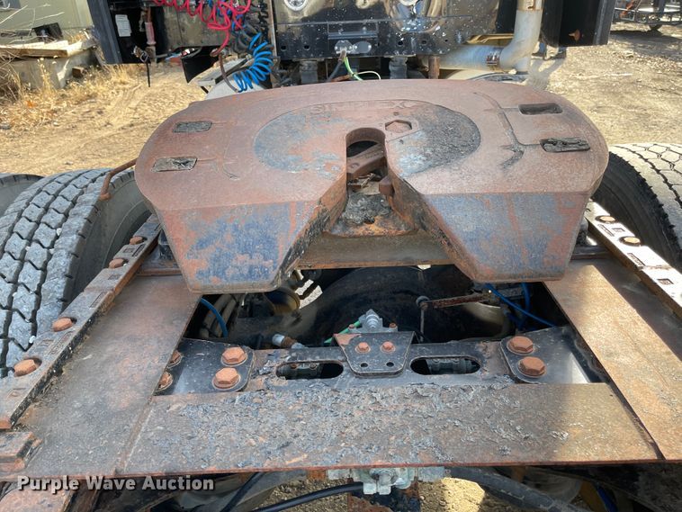 image for item IJ9585 2004 Freightliner Columbia  semi truck