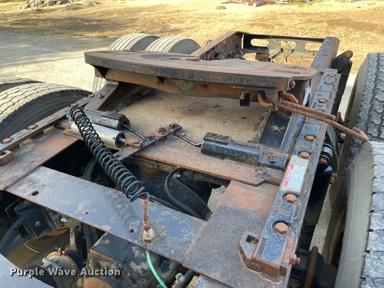 image for item IJ9585 2004 Freightliner Columbia  semi truck