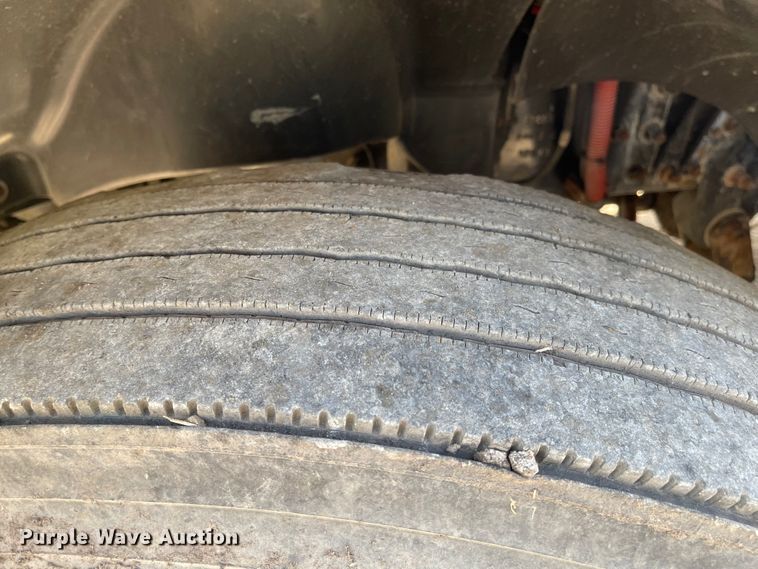 image for item IJ9585 2004 Freightliner Columbia  semi truck