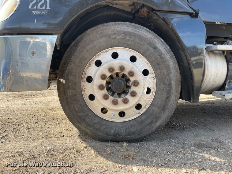 image for item IJ9585 2004 Freightliner Columbia  semi truck