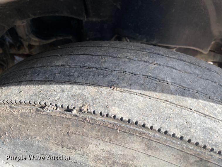 image for item IJ9585 2004 Freightliner Columbia  semi truck