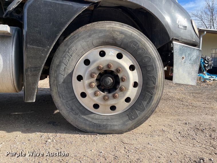 image for item IJ9585 2004 Freightliner Columbia  semi truck