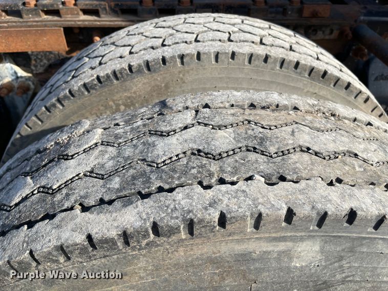 image for item IJ9585 2004 Freightliner Columbia  semi truck