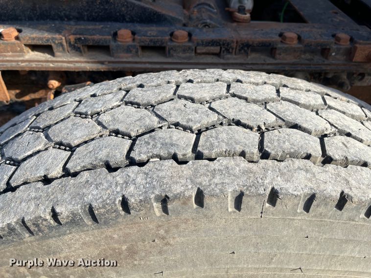 image for item IJ9585 2004 Freightliner Columbia  semi truck