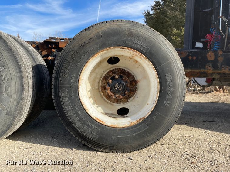 image for item IJ9585 2004 Freightliner Columbia  semi truck