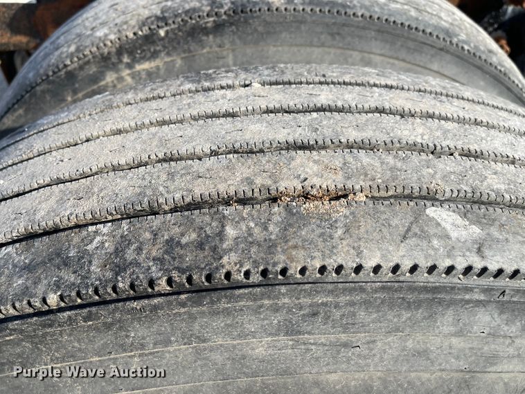 image for item IJ9585 2004 Freightliner Columbia  semi truck