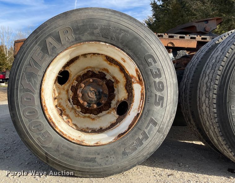 image for item IJ9585 2004 Freightliner Columbia  semi truck