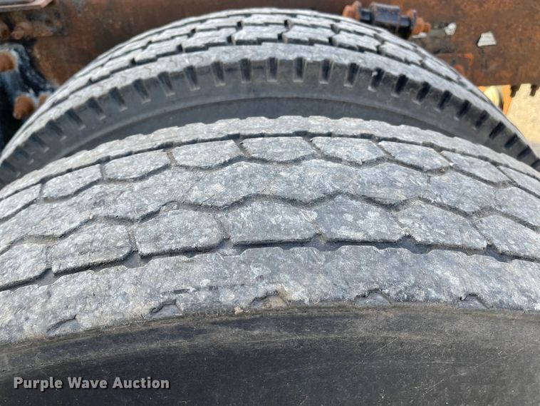 image for item IJ9585 2004 Freightliner Columbia  semi truck