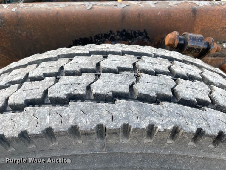 image for item IJ9585 2004 Freightliner Columbia  semi truck