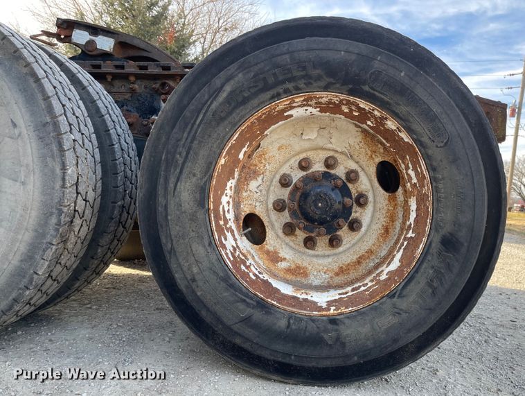 image for item IJ9585 2004 Freightliner Columbia  semi truck