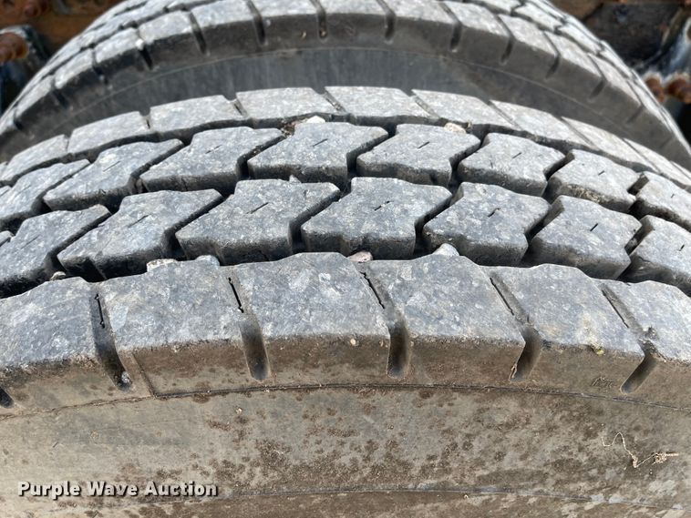 image for item IJ9585 2004 Freightliner Columbia  semi truck