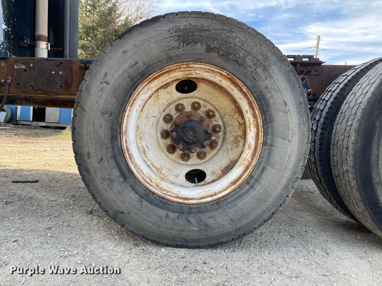 image for item IJ9585 2004 Freightliner Columbia  semi truck