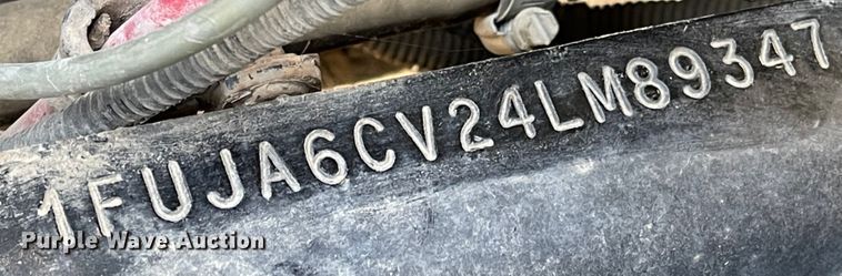 image for item IJ9585 2004 Freightliner Columbia  semi truck