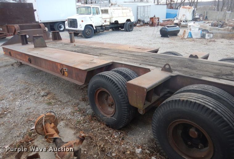 image for item IU9775 1974 Fontaine  drop deck equipment trailer