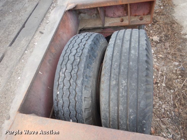 image for item IU9775 1974 Fontaine  drop deck equipment trailer