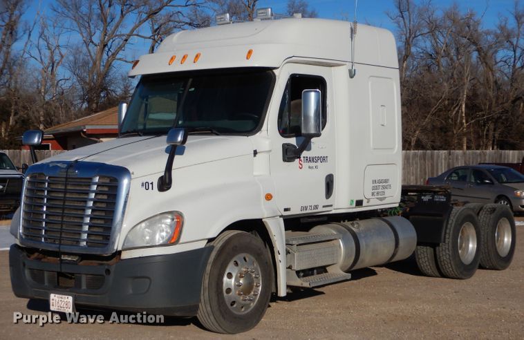 image for item IV9973 2010 Freightliner Cascadia 125  semi truck