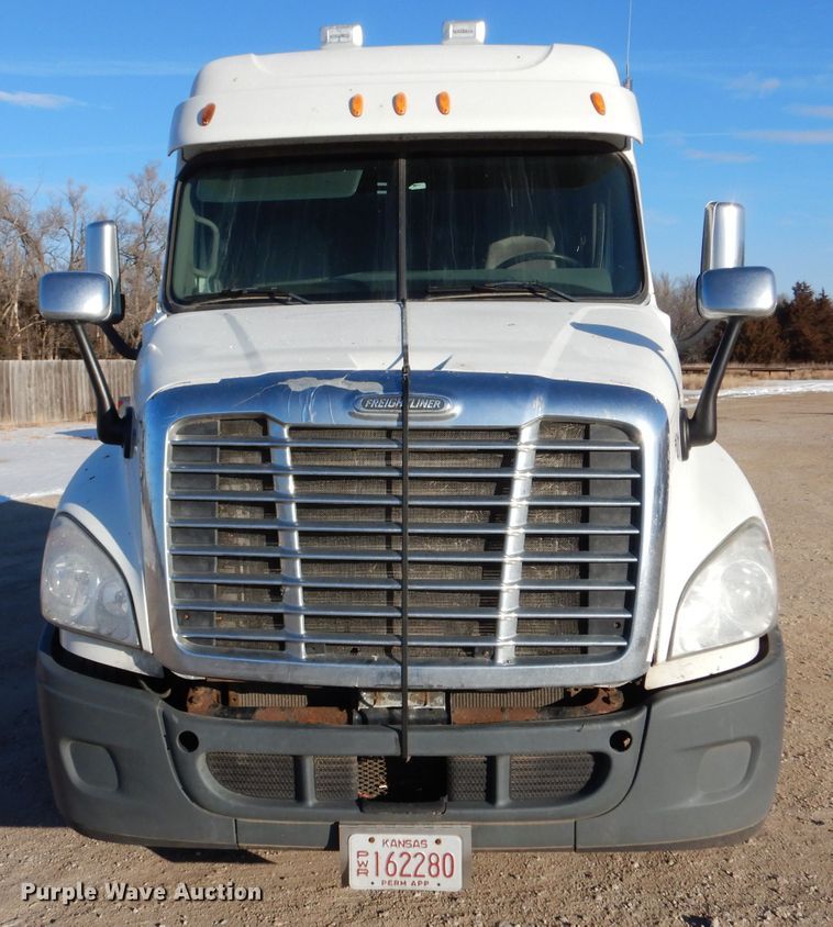image for item IV9973 2010 Freightliner Cascadia 125  semi truck