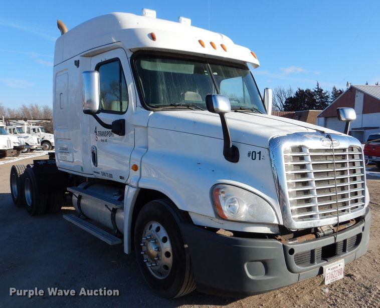 image for item IV9973 2010 Freightliner Cascadia 125  semi truck
