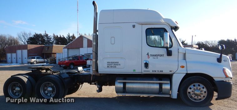 image for item IV9973 2010 Freightliner Cascadia 125  semi truck